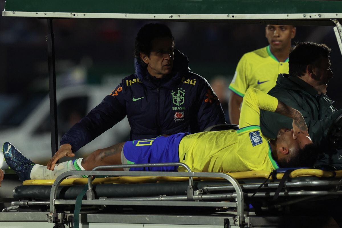 Neymar se lesionó el año pasado jugando un partido de Eliminatorias ante Uruguay. (Foto: AFP)
